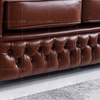 Традиционный темно-коричневый диван в гостиной