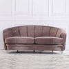 Классический маленький коричневый диван в гостиной