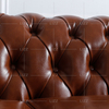 Традиционный темно-коричневый диван в гостиной